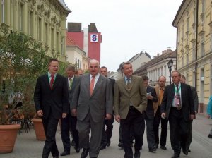 A főnök Szijjártó Péter is más emberként lépett feljebb, mint ahogy érkezett a keltetőbe. Volt időszak, amikor még nem luxuszakókat dobált a kukába, hanem kölcsönkérte Helmut Kohl tartaléköltönyét, de még így is úgy nézett ki, mint egy különösen barátságos testőr, aki beszélgetni akar a védendő hírességgel. 