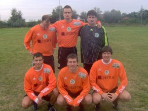 A Fidelitasnál nem a kollégium, hanem látszólag a foci volt a szervező erő. Egyenmez, híres mezszponzorral.