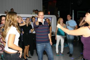 Meg Koszorús László helyettes államtitkárt. És a felhajott gallérokat. 