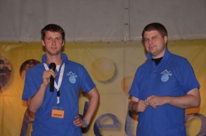 A Fidelitas elnöki székében Szijjártót váltó Ágh Pétert, aztán az Ágh Pétert váltó Böröcz Istvánt. És a felhajtott gallérokat.