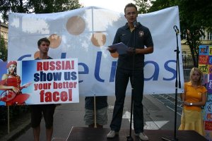 Melyik szervezet nevében tüntetett Oroszország és Putyin ellen, mert megtámadott egy szomszéd államot?