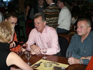 Szijjártó állítása szerint ő soha nem ivott. Az összes képet végignézve tényleg csak egy olyat találtunk, amiről legfeljebb azt állíthatjuk, hogy bort tölt a pohárba. Vagy magának vagy Schmitt Pálnak. 